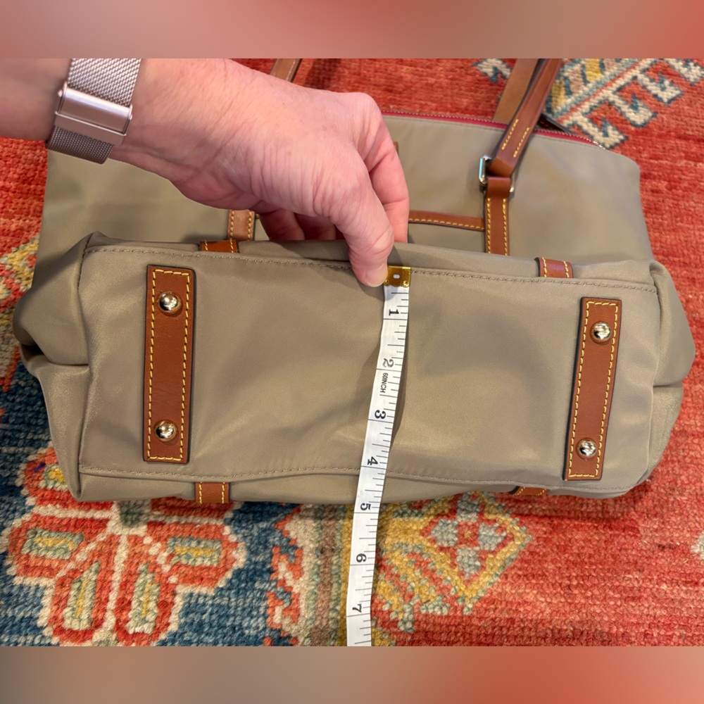 Med./Large DOONEY & BOURKE Khaki Nylon Tote w/brown leather straps/accents — EUC - Picture 13 of 14